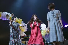 Megu（左）にハグを求められるNao☆とその様子を見つめるKaede（右）。