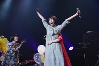 Megu（左）を振ってKaede（中央）に抱きつくNao☆（右）。