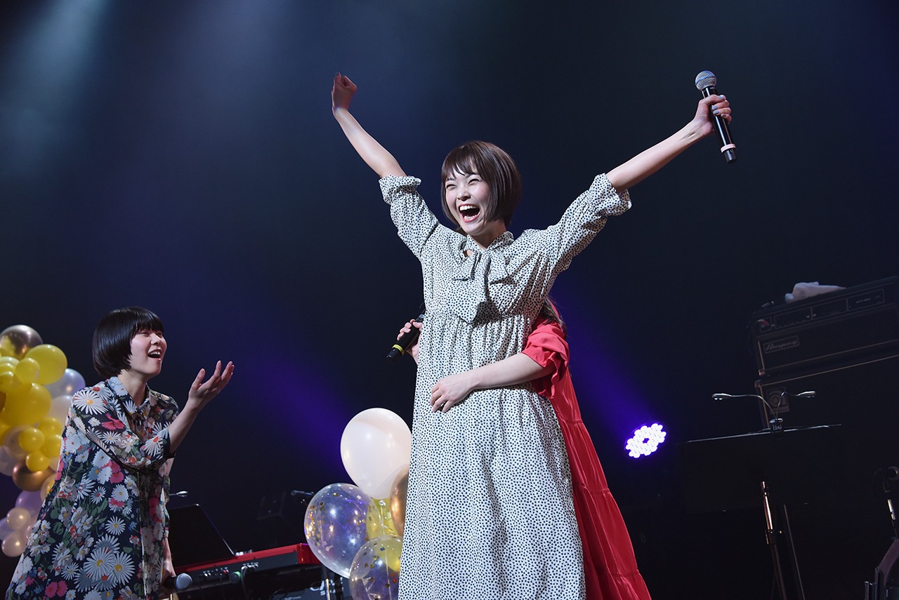 Megu（左）を振ってKaede（中央）に抱きつくNao☆（右）。