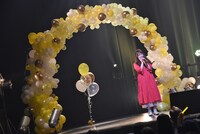 ファンに感謝の気持ちを伝え、ステージから退場するNao☆。