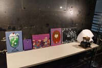 会場のロビーに展示されたNao☆の絵画。