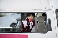 PRカーに乗って「春はどこから来るのか？」を宣伝する村雲颯香。