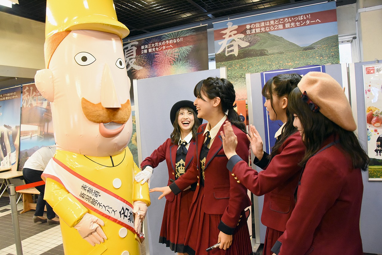表参道・新潟館ネスパス館長のレルヒを触れ合うNGT48メンバー。