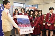 表参道・新潟館ネスパスでサインを書いたポスターを掲げるNGT48メンバー。