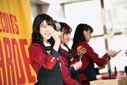 ファンにフライヤーを手渡す菅原りこらNGT48メンバー。