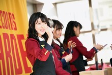 ファンにフライヤーを手渡す菅原りこらNGT48メンバー。