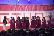 突如ステージに現れた柏木由紀（左端）に驚きを隠せないNGT48メンバー。
