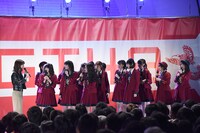 突如ステージに現れた柏木由紀（左端）に驚きを隠せないNGT48メンバー。
