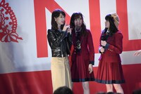 「来ちゃった！」と急遽会場に駆け付けたことを明かした柏木由紀（左）。