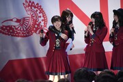 ライブに駆け付けた中井りか（左端）に抱きつく柏木由紀（左から2番目）。