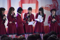 Twitter上で募集したファンからの応援メッセージを紹介するNGT48メンバー。