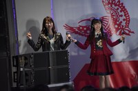 NGT48メンバーの邪魔にならないようにステージの端で踊る柏木由紀（左）と中井りか（右）。