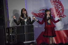 NGT48メンバーの邪魔にならないようにステージの端で踊る柏木由紀（左）と中井りか（右）。