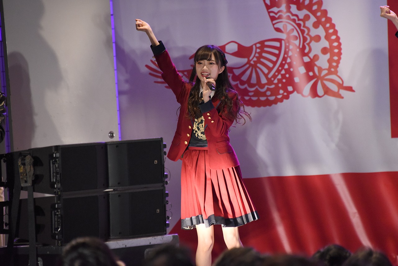 NGT48メンバーの邪魔にならないようにステージの端で踊る中井りか。