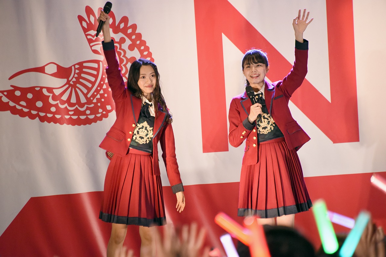 左から北原里英、本間日陽。