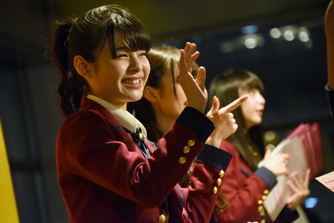 フライヤーのお渡し会を行う本間日陽。