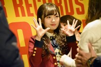 フライヤーのお渡し会を行う中井りか。