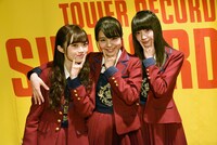 左から中井りか、本間日陽、荻野由佳。