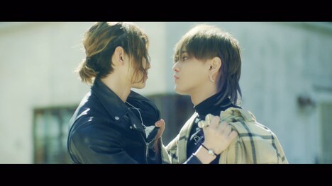 XOX「OVER」ミュージックビデオのワンシーン。