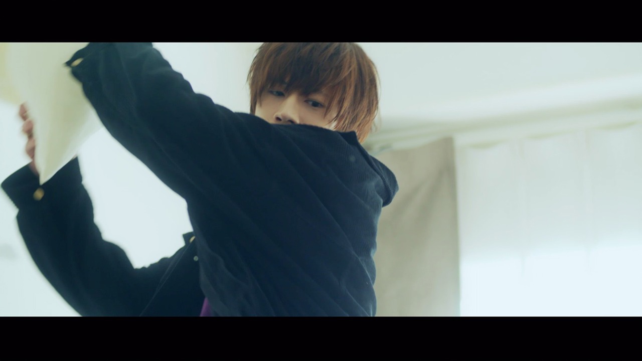 XOX「OVER」ミュージックビデオのワンシーン。
