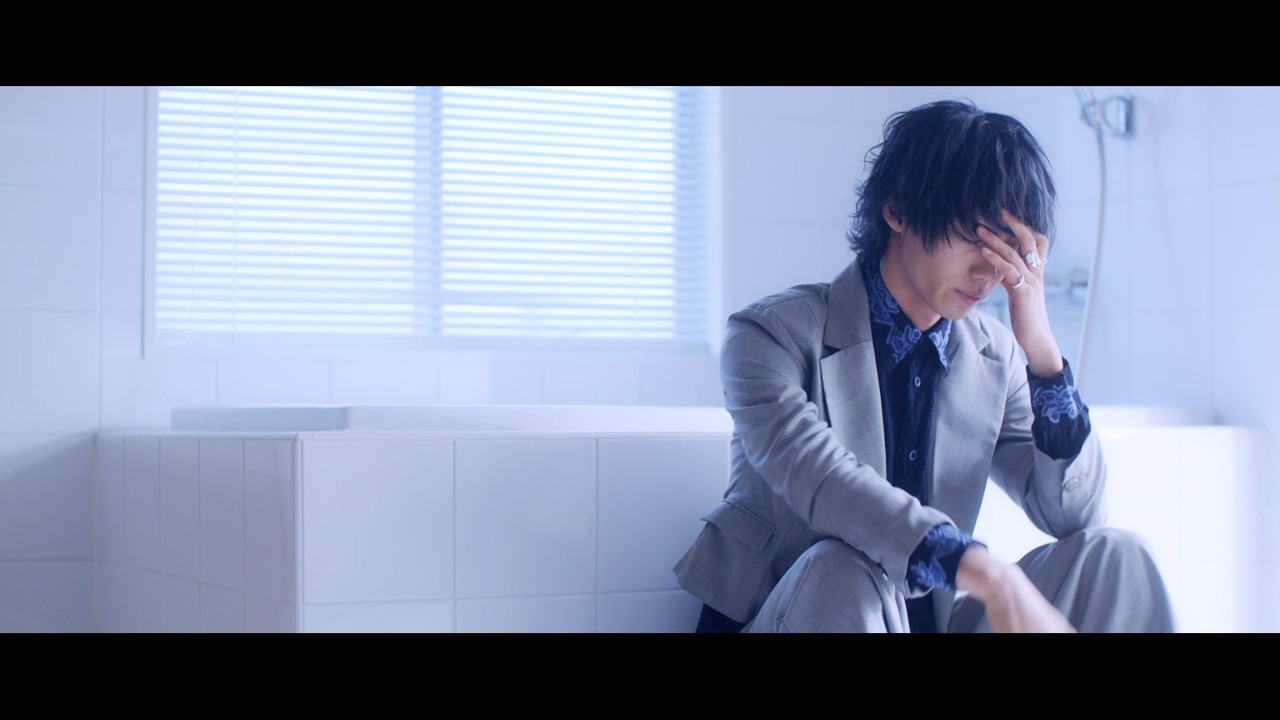 XOX「OVER」ミュージックビデオのワンシーン。