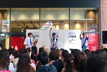 東京・渋谷モディ1Fイベントスペースで行われた、TSUKEMENのフリーライブの様子。