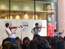 東京・渋谷モディ1Fイベントスペースで行われた、TSUKEMENのフリーライブの様子。