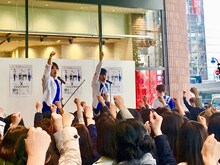 東京・渋谷モディ1Fイベントスペースで行われた、TSUKEMENのフリーライブの様子。