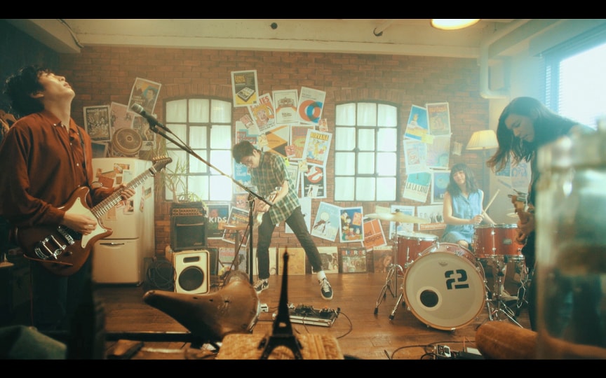 2「SONG FOR YOU」ミュージックビデオのワンシーン。
