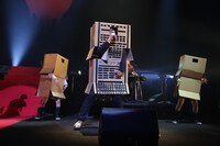 「箱男に訊け」のパフォーマンスの様子。（撮影：ゆうゆっこ）