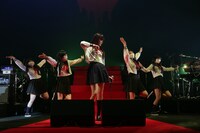 ダンサーを従えて踊る浜崎容子（中央）。（撮影：ゆうゆっこ）