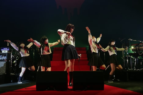 ダンサーを従えて踊る浜崎容子（中央）。（撮影：ゆうゆっこ）