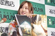 お気に入りの写真を紹介する星野みなみ（乃木坂46）。
