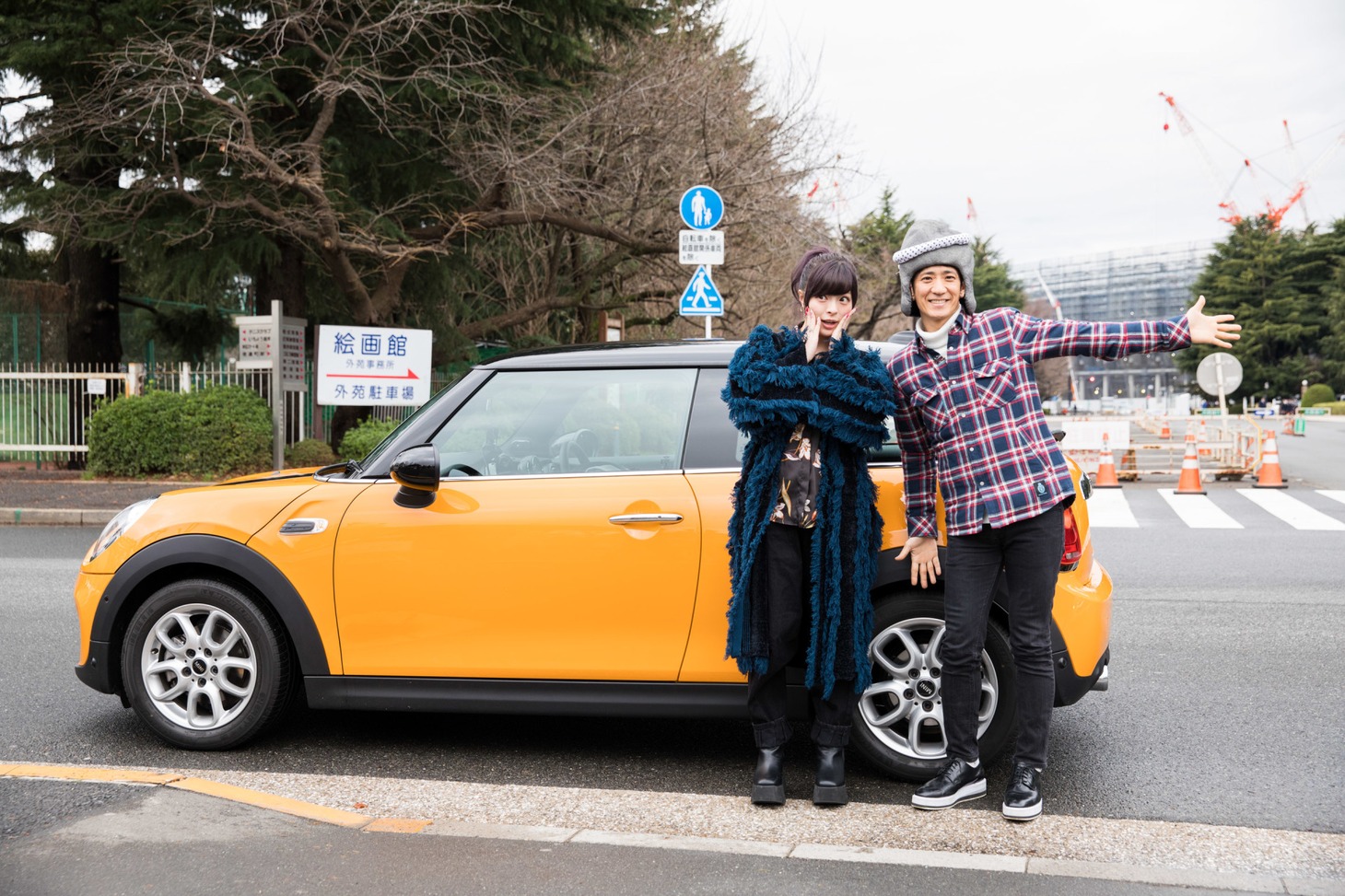 きゃりーぱみゅぱみゅと柴田英嗣。