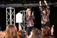 柴田英嗣ときゃりーぱみゅぱみゅ。