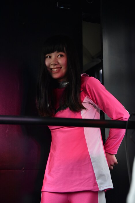 「帝国のマーチ(ダース・ベイダーのテーマ)」に乗せてステージに戻ってきた眉村ちあき。