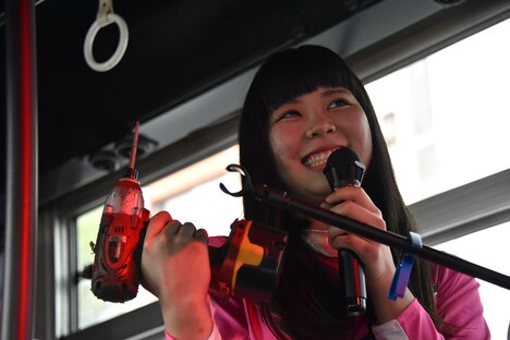 電動ドリルを構える眉村ちあき。