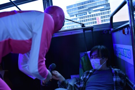 バスジャック犯に電動ドリルを打ち込む眉村ちあき。