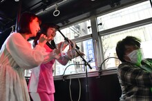 “こゆビーム”を発射する眉村ちあきとシバノソウ。