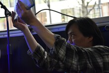 シバノソウの楽譜を持つスタッフ・わぽ。