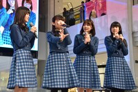 観客に向かって「倉岡水“波”」を放つ倉岡水巴（左から2番目）。