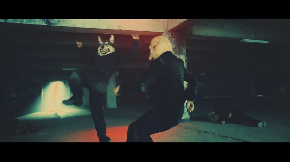 MAN WITH A MISSION「Take Me Under」ミュージックビデオのワンシーン。