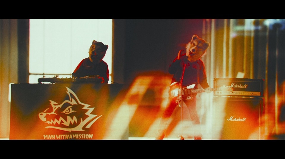 MAN WITH A MISSION「Take Me Under」ミュージックビデオのワンシーン。