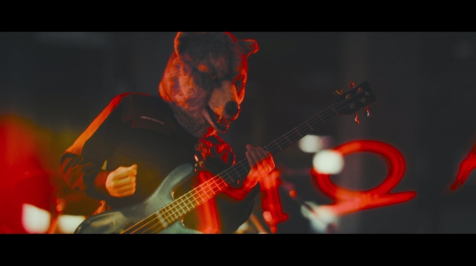 MAN WITH A MISSION「Take Me Under」ミュージックビデオのワンシーン。