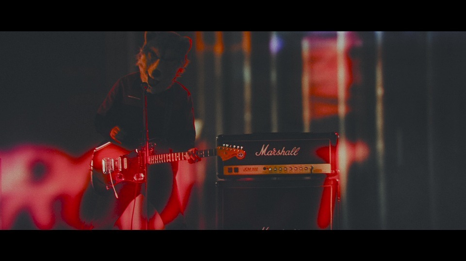 MAN WITH A MISSION「Take Me Under」ミュージックビデオのワンシーン。