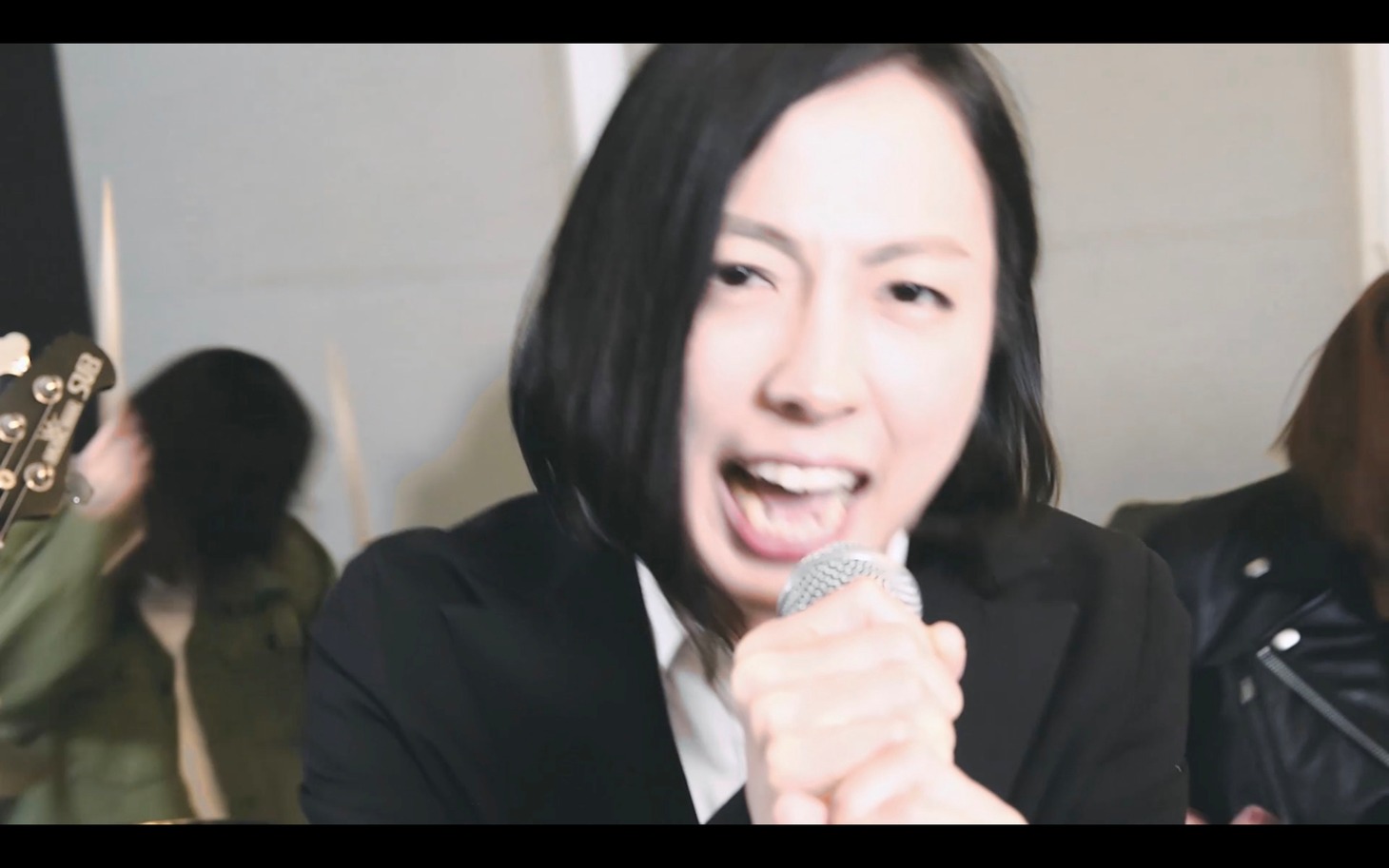 日本マドンナ「社会の奴隷」ミュージックビデオのワンシーン。