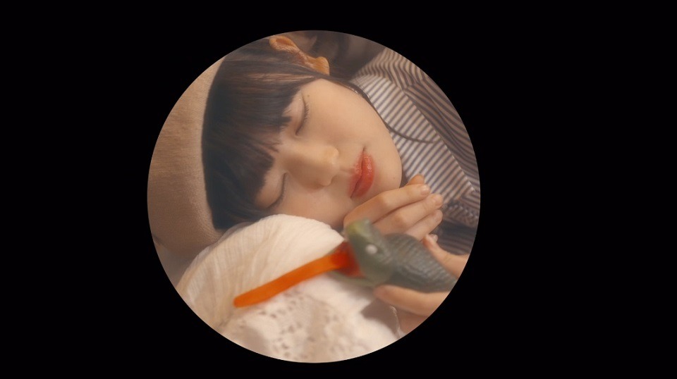 乃木坂46「トキトキメキメキ」ミュージックビデオのワンシーン。