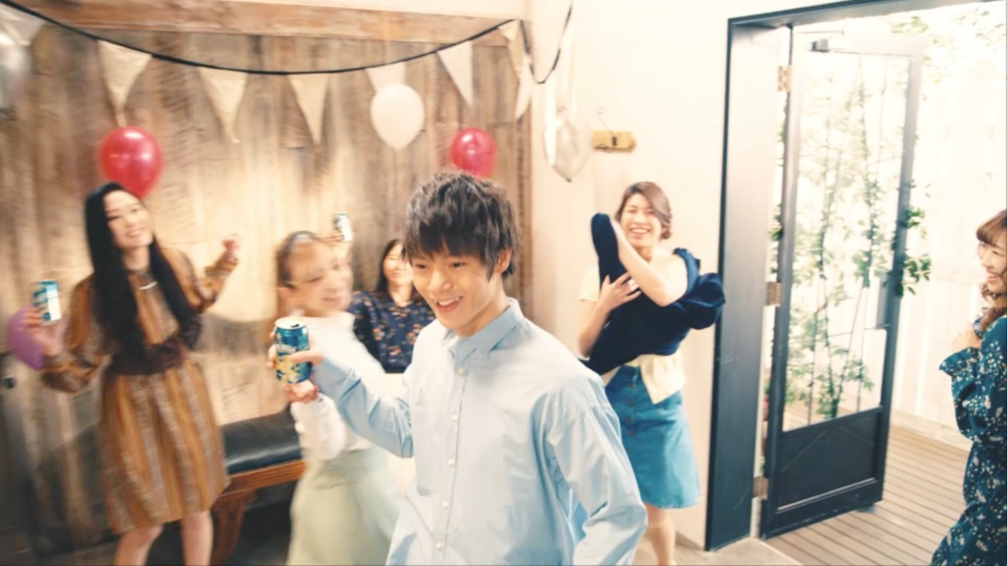 サッポロビール「サッポロ ホワイトベルグ」新CM「#NoBitterLife篇」のワンシーン。
