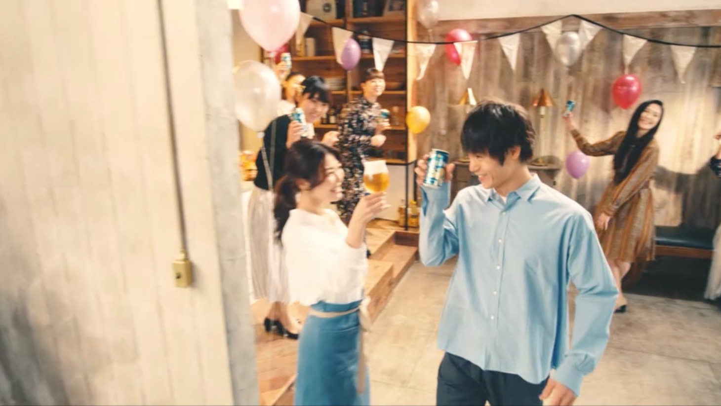 サッポロビール「サッポロ ホワイトベルグ」新CM「#NoBitterLife篇」のワンシーン。