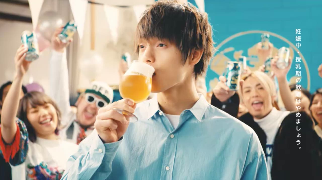 サッポロビール「サッポロ ホワイトベルグ」新CM「#NoBitterLife篇」のワンシーン。